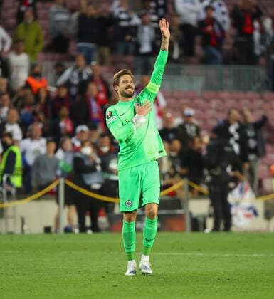 14.04.2022, Fussball UEFA Europa League, FC Barcelona, Barca - Eintracht Frankfurt, emonline, emspor, v.l., Torwart Kevin Trapp (Eintracht Frankfurt) feiert mit den Fans DFL DFB REGULATIONS PROHIBIT ANY USE OF PHOTOGRAPHS AS IMAGE SEQUENCES AND OR QUASI-VIDEO. xdcx Copyright: HMBxMedia