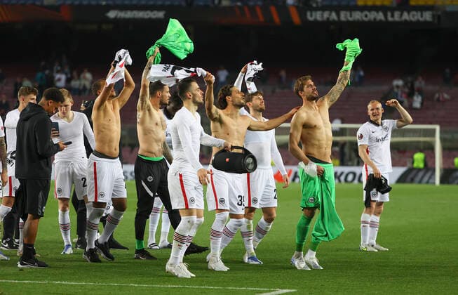 14.04.2022, Fussball UEFA Europa League, FC Barcelona, Barca - Eintracht Frankfurt, emonline, emspor, v.l., Eintracht-Spieler feiern den Auswärtssieg DFL DFB REGULATIONS PROHIBIT ANY USE OF PHOTOGRAPHS AS IMAGE SEQUENCES AND OR QUASI-VIDEO. xdcx Copyright: HMBxMedia