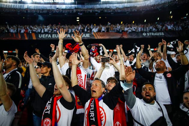 FC Barcelona, Barca V Eintracht Frankfurt - Europa League Eintracht Frankfurt fans celebrating the victory during the second leg quarter finals of Europa League match between FC Barcelona and Eintracht Frankfurt at Camp Nou Stadium on April 14, 2022 in Barcelona, Spain. Barcelona Spain  Copyright: xXavierxBonillax originalFilename:bonilla-fcbarcel220414_npREY.jpg