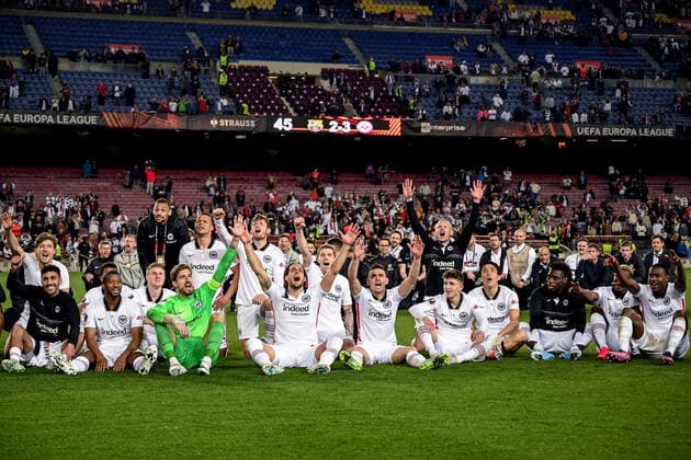 Barcelona, Camp Nou, 11.04.22, ESP, Herren, UEFA Europa League, Saison 2021-2022, FC Barcelona, Barca - Eintracht Frankfurt Bild: Frankfurter Spieler bejubeln ihren 3:2 Sieg ueber Barcelona und feiern mit den mitgereisten Fans den Einzug ins Halbfinale. Nur fuer journalistische Zwecke! Only for editorial use! Gemaess den Vorgaben der UEFA ist es untersagt, in dem Stadion und oder vom Spiel angefertigte Fotoaufnahmen in Form von Sequenzbildern und oder videoaehnlichen Fotostrecken zu verwerten bzw. verwerten zu lassen. UEFA regulations prohibit any use of photographs as image sequences and or quasi-video. Katalonien Spanien