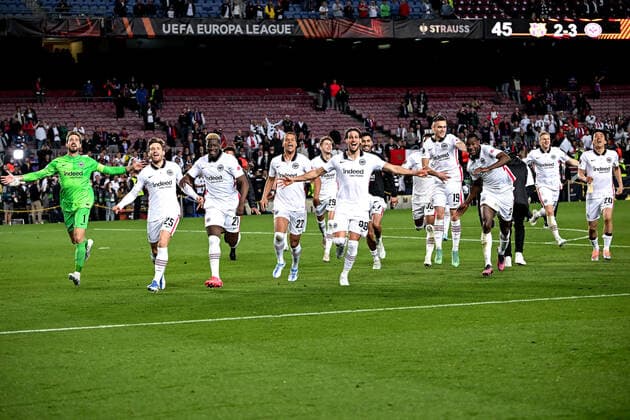 Barcelona, Camp Nou, 11.04.22, ESP, Herren, UEFA Europa League, Saison 2021-2022, FC Barcelona, Barca - Eintracht Frankfurt Bild: Frankfurter Spieler bejubeln ihren 3:2 Sieg ueber Barcelona und feiern mit den mitgereisten Fans den Einzug ins Halbfinale. Nur fuer journalistische Zwecke! Only for editorial use! Gemaess den Vorgaben der UEFA ist es untersagt, in dem Stadion und oder vom Spiel angefertigte Fotoaufnahmen in Form von Sequenzbildern und oder videoaehnlichen Fotostrecken zu verwerten bzw. verwerten zu lassen. UEFA regulations prohibit any use of photographs as image sequences and or quasi-video. Katalonien Spanien