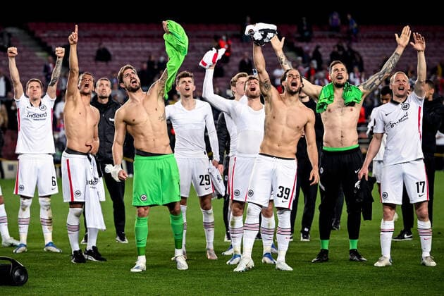 Barcelona, Camp Nou, 11.04.22, ESP, Herren, UEFA Europa League, Saison 2021-2022, FC Barcelona, Barca - Eintracht Frankfurt Bild: Frankfurter Spieler bejubeln ihren 3:2 Sieg ueber Barcelona und feiern mit den mitgereisten Fans den Einzug ins Halbfinale. Nur fuer journalistische Zwecke! Only for editorial use! Gemaess den Vorgaben der UEFA ist es untersagt, in dem Stadion und oder vom Spiel angefertigte Fotoaufnahmen in Form von Sequenzbildern und oder videoaehnlichen Fotostrecken zu verwerten bzw. verwerten zu lassen. UEFA regulations prohibit any use of photographs as image sequences and or quasi-video. Katalonien Spanien