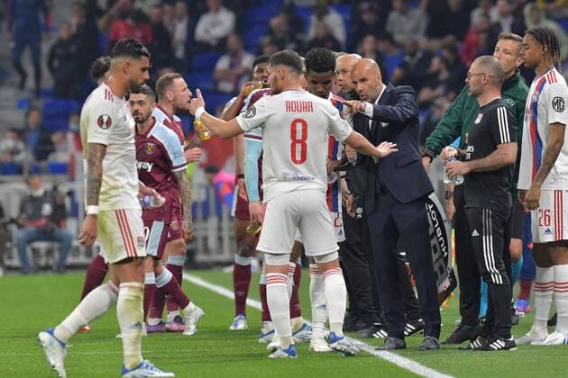 Peter Bosz (entraineur lyon) avec Thiago Mendes FOOTBALL: Olympique Lyonnais vs West Ham - 1 4 de finale Ligue Europa - 14 04 2022 FredericChambert Panoramic 
