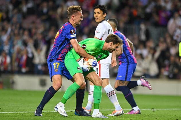 April 14, 2022, Barcelona, Spain: Luuk de Jong of FC Barcelona, Barca with Kevin Trapp of Eintracht Frankfurt during the UEFA Europa League Quarter Final Leg Two match between FC Barcelona and Eintracht Frankfurt at Camp Nou in Barcelona Barcelona Spain - ZUMAd159 20220414_zia_d159_106 Copyright: xGerardxFrancox