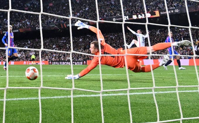 14.04.2022, xjhx, Fussball UEFA Europa League, FC Barcelona, Barca - Eintracht Frankfurt emspor, v.l. Filip Kostic (Eintracht Frankfurt) erzielt das Tor zum scores the Goal 0:3 Marc Andre ter Stegen (FC Barcelona) (DFL DFB REGULATIONS PROHIBIT ANY USE OF PHOTOGRAPHS as IMAGE SEQUENCES and or QUASI-VIDEO) Barcelona