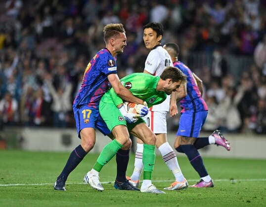 14th April 2022; Camp Nou; Barcelona; Spain; UEFA Europa League; Quarter Final; FC Barcelona, Barca vs Eintracht Frankfurt; Luuk de Jong (Barcelona) trying to steal the ball out of the hands of Kevin Trapp (Frankfurt) Barcelona Barcelona Spain Futbol Copyright: xGerardxFrancox xAgenciaxLOFx