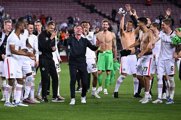 14.04.2022, xjhx, Fussball UEFA Europa League, FC Barcelona, Barca - Eintracht Frankfurt emspor, v.l. Jubel Freude über den Sieg Trainer Oliver Glasner (Eintracht Frankfurt) zautz (DFL DFB REGULATIONS PROHIBIT ANY USE OF PHOTOGRAPHS as IMAGE SEQUENCES and or QUASI-VIDEO) Barcelona