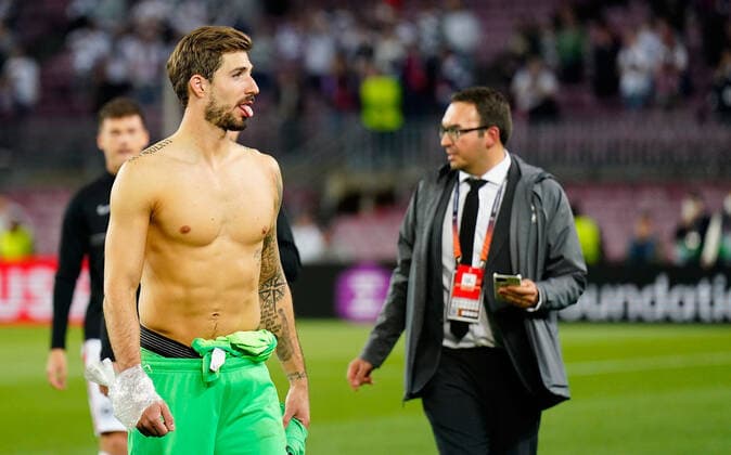 14.04.2022, xslx, Fussball UEFA Europa League, FC Barcelona, Barca - Eintracht Frankfurt emspor, v.l. Jubel Freude über den Sieg Kevin Trapp (Eintracht Frankfurt) (DFL DFB REGULATIONS PROHIBIT ANY USE OF PHOTOGRAPHS as IMAGE SEQUENCES and or QUASI-VIDEO) Barcelona