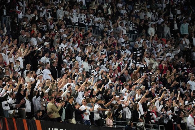 14.04.2022, xslx, Fussball UEFA Europa League, FC Barcelona, Barca - Eintracht Frankfurt emspor, v.l. Jubel Freude über den Sieg Fans Eintracht Frankfurt, Stimmung, Schals, (DFL DFB REGULATIONS PROHIBIT ANY USE OF PHOTOGRAPHS as IMAGE SEQUENCES and or QUASI-VIDEO) Barcelona