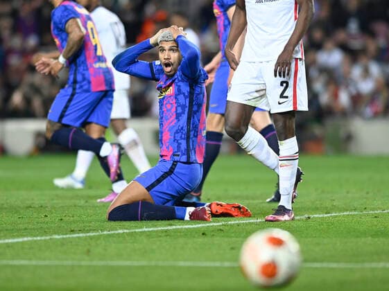 14th April 2022; Camp Nou; Barcelona; Spain; UEFA Europa League; Quarter Final; FC Barcelona, Barca vs Eintracht Frankfurt; Ronald Araujo (Barcelona) with his hands on his head in shock as he missed a good scoring chance  ActionPlus12379308 AgenciaLOF