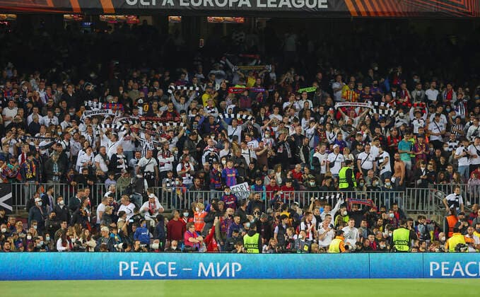 14.04.2022, Fussball UEFA Europa League, FC Barcelona, Barca - Eintracht Frankfurt, emonline, emspor, v.l., Eintrachtfans in Barcelona DFL DFB REGULATIONS PROHIBIT ANY USE OF PHOTOGRAPHS AS IMAGE SEQUENCES AND OR QUASI-VIDEO. xdcx Copyright: HMBxMedia