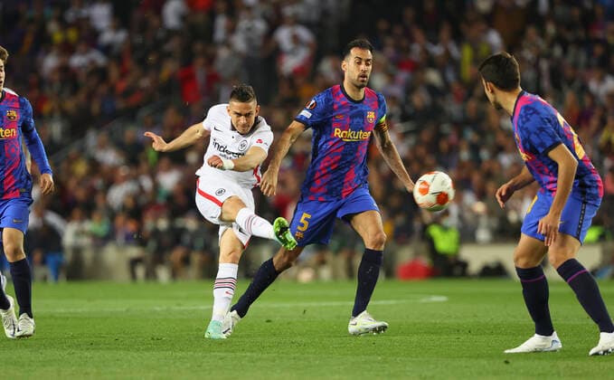 14.04.2022, Fussball UEFA Europa League, FC Barcelona, Barca - Eintracht Frankfurt, emonline, emspor, v.l., Rafael Borre (Eintracht Frankfurt), Sergio Busquets (FC Barcelona) DFL DFB REGULATIONS PROHIBIT ANY USE OF PHOTOGRAPHS AS IMAGE SEQUENCES AND OR QUASI-VIDEO. xdcx Copyright: HMBxMedia
