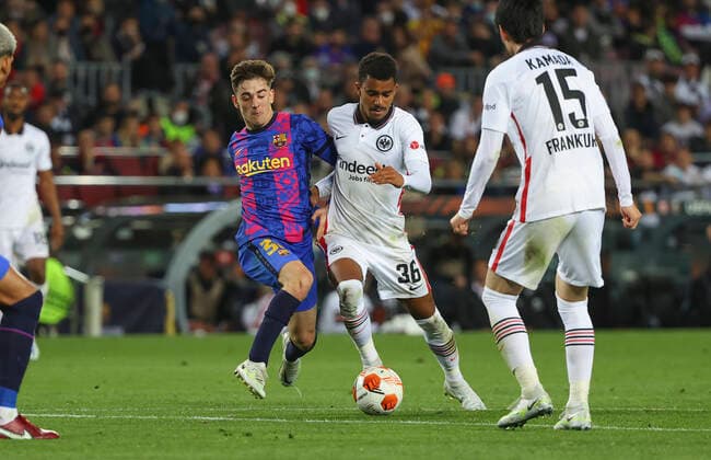 14.04.2022, Fussball UEFA Europa League, FC Barcelona, Barca - Eintracht Frankfurt, emonline, emspor, v.l., Gavi (FC Barcelona), Ansgar Knauff (Eintracht Frankfurt) DFL DFB REGULATIONS PROHIBIT ANY USE OF PHOTOGRAPHS AS IMAGE SEQUENCES AND OR QUASI-VIDEO. xdcx Copyright: HMBxMedia