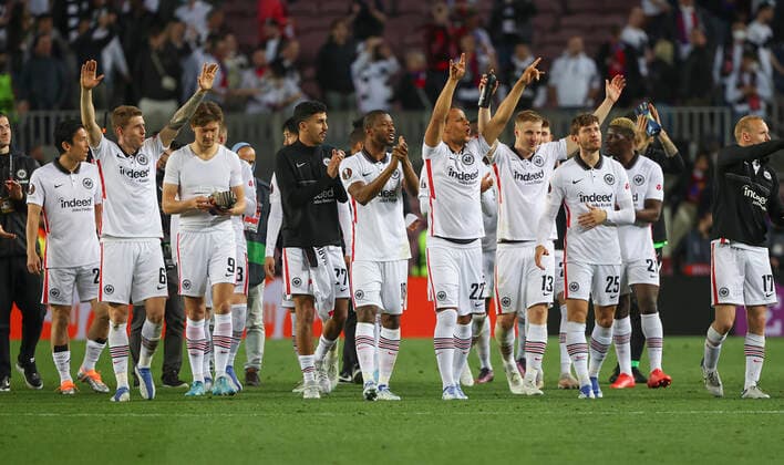 14.04.2022, Fussball UEFA Europa League, FC Barcelona, Barca - Eintracht Frankfurt, emonline, emspor, v.l., Eintracht-Spieler feiern den Auswärtssieg DFL DFB REGULATIONS PROHIBIT ANY USE OF PHOTOGRAPHS AS IMAGE SEQUENCES AND OR QUASI-VIDEO. xdcx Copyright: HMBxMedia