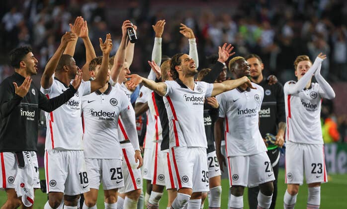 14.04.2022, Fussball UEFA Europa League, FC Barcelona, Barca - Eintracht Frankfurt, emonline, emspor, v.l., Eintracht-Spieler feiern den Auswärtssieg DFL DFB REGULATIONS PROHIBIT ANY USE OF PHOTOGRAPHS AS IMAGE SEQUENCES AND OR QUASI-VIDEO. xdcx Copyright: HMBxMedia