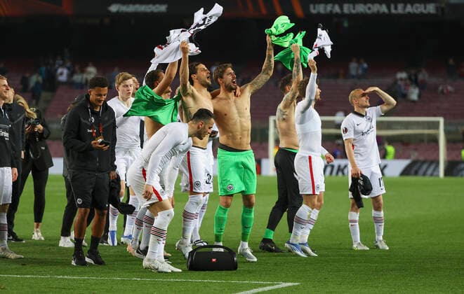 14.04.2022, Fussball UEFA Europa League, FC Barcelona, Barca - Eintracht Frankfurt, emonline, emspor, v.l., Eintracht-Spieler feiern den Auswärtssieg DFL DFB REGULATIONS PROHIBIT ANY USE OF PHOTOGRAPHS AS IMAGE SEQUENCES AND OR QUASI-VIDEO. xdcx Copyright: HMBxMedia