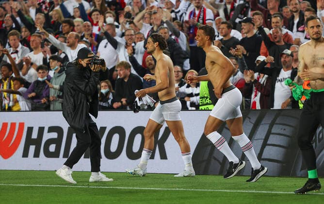 14.04.2022, Fussball UEFA Europa League, FC Barcelona, Barca - Eintracht Frankfurt, emonline, emspor, v.l., Goncalo Paciencia (Eintracht Frankfurt), Timothy Chandler (Eintracht Frankfurt) DFL DFB REGULATIONS PROHIBIT ANY USE OF PHOTOGRAPHS AS IMAGE SEQUENCES AND OR QUASI-VIDEO. xdcx Copyright: HMBxMedia