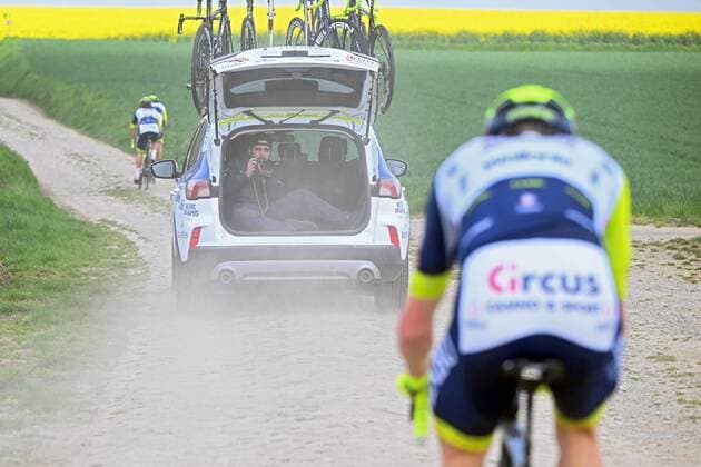Sport Themen der Woche KW15 Sport Bilder des Tages ROUBAIX, FRANCE - APRIL 15 : Illustration of photographer in the trunk of a car pictured during a team training session prior the UCI World Tour 119th Paris Roubaix cycling race with start in Compiegne and finish at the Velodrome Andre-Petrieux in Roubaix on April 15, 2022 in Roubaix, France, 15 04 2022 ( Motordriver Kenny Verfaillie - Paris Roubaix 2022 UCI World Tour Media activities 15 04 2022 PhotoNews Panoramic 