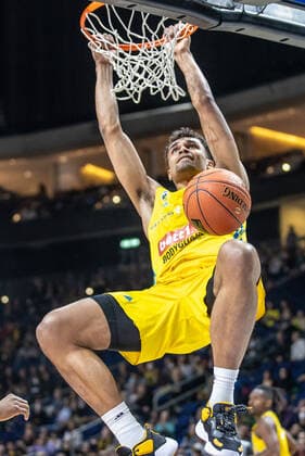 15.04.22, Berlin, Basketball, 1. Bundesliga, easyCredit BBL, Hauptrunde, 24.Spieltag, Mercedes Benz Arena: ALBA Berlin - ratiopharm Ulm. Albas Oscar da Silva legt den Ball in den Korb und hängt daran. ALBA Berlin - ratiopharm Ulm