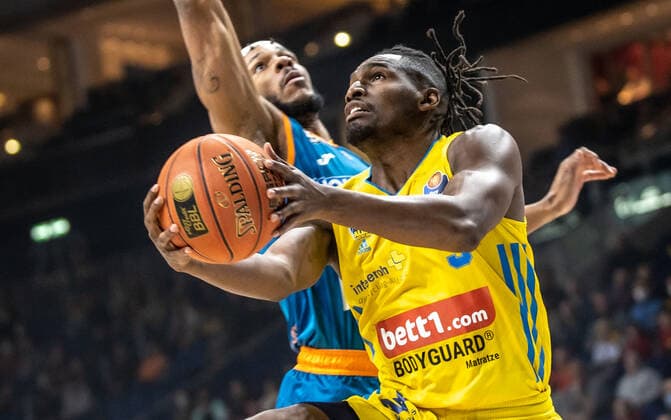 15.04.22, Berlin, Basketball, 1. Bundesliga, easyCredit BBL, Hauptrunde, 24.Spieltag, Mercedes Benz Arena: ALBA Berlin - ratiopharm Ulm. Jaron Blossomgame von ratiopharm Ulm und ALBAs Jaleen Smith kämpfen um den Ball. ALBA Berlin - ratiopharm Ulm