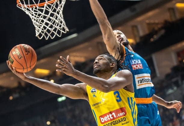 15.04.22, Berlin, Basketball, 1. Bundesliga, easyCredit BBL, Hauptrunde, 24.Spieltag, Mercedes Benz Arena: ALBA Berlin - ratiopharm Ulm. Jaron Blossomgame von ratiopharm Ulm und ALBAs Jaleen Smith kämpfen um den Ball. ALBA Berlin - ratiopharm Ulm