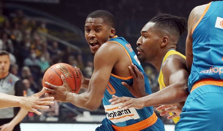 Semaj Christon, Jaleen Smith Aktion Spielszene Zweikampf Basketball BBL Bundesliga Herren Saison 2021 2022 15.04.2022 ALBA Berlin vs. ratiopharm Ulm