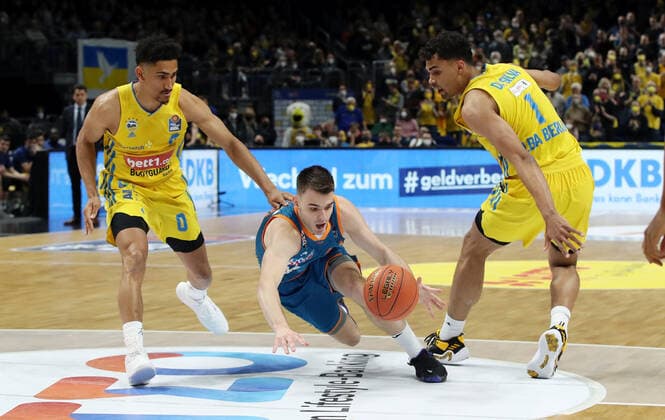 Maodo Lo, Fedor Zugic, Oscar da Silva Aktion Spielszene Zweikampf Basketball BBL Bundesliga Herren Saison 2021 2022 15.04.2022 ALBA Berlin vs. ratiopharm Ulm