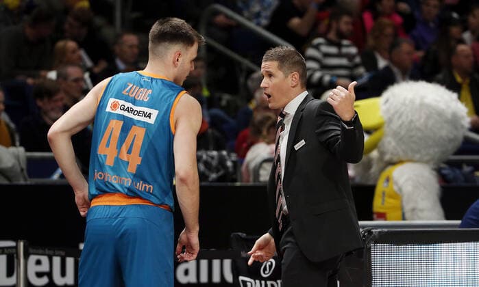 Fedor Zugic, Trainer Jaka Lakovic redend Aktion Oberkoerper Oberkörper Basketball BBL Bundesliga Herren Saison 2021 2022 15.04.2022 ALBA Berlin vs. ratiopharm Ulm