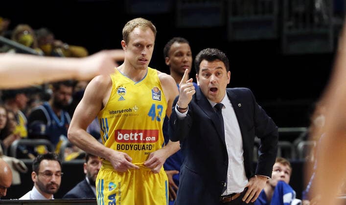 Luke Sikma, Trainer Israel Gonzales zeigend, gestikulierend Aktion Oberkoerper Oberkörper Basketball BBL Bundesliga Herren Saison 2021 2022 15.04.2022 ALBA Berlin vs. ratiopharm Ulm