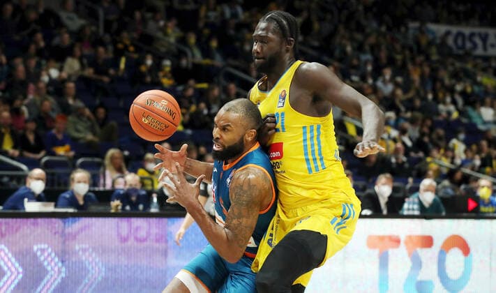 Sean Evans, Christ Koumadje Aktion Spielszene Zweikampf Basketball BBL Bundesliga Herren Saison 2021 2022 15.04.2022 ALBA Berlin vs. ratiopharm Ulm