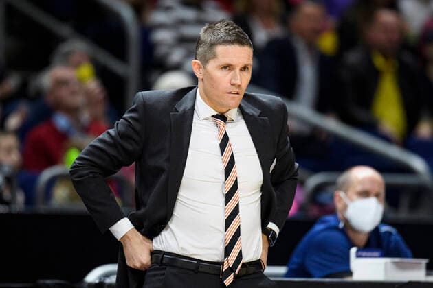 v.l. Head Coach Jaka Lakovic (ratiopharm Ulm), angespannt, beobachtet, GER, Alba Berlin vs rationpharm ulm, BBL, Basketball - Bundesliga - Maenner, 31. Spieltag, Saison 2021 2022, 15.04.2022, GER, Alba Berlin vs rationpharm ulm, BBL, Basketball - Bundesliga - Maenner, 31. Spieltag, Saison 2021 2022, 15.04.2022, Berlin Copyright: xEibner-Pressefoto UwexKochx EP_UKH