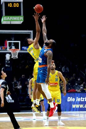 DEU, easyCredit BBL, ALBA vs. Ratiofarm Ulm, 15.04.2022, Mercedes-Benz-Arena, Berlin, DEU, easyCredit BBL, ALBA vs. Ratiofarm Ulm, im Bild Oscar da Silva (ALBA Berlin 1), SEAN EVANS (ratiopharm Ulm 5) Foto: Juergen Engler nordphoto GmbH