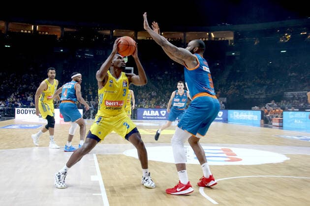 DEU, easyCredit BBL, ALBA vs. Ratiofarm Ulm, 15.04.2022, Mercedes-Benz-Arena, Berlin, DEU, easyCredit BBL, ALBA vs. Ratiofarm Ulm, im Bild Jaleen Smith (ALBA Berlin 3), SEAN EVANS (ratiopharm Ulm 5) Foto: Juergen Engler nordphoto GmbH