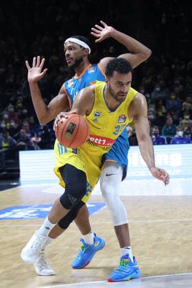 DEU, easyCredit BBL, ALBA vs. Ratiofarm Ulm, 15.04.2022, Mercedes-Benz-Arena, Berlin, DEU, easyCredit BBL, ALBA vs. Ratiofarm Ulm, im Bild Johannes Thiemann (ALBA Berlin 32), JARON BLOSSOMGAME (ratiopharm Ulm 4) Foto: Juergen Engler nordphoto GmbH