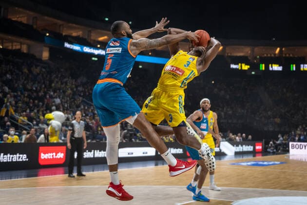 Basketball Berlin 15.04.2022 Saison 2021 2022 easyCredit-BBL 1. Bundesliga Alba Berlin - ratiopharm Ulm Jaleen Smith (Alba Berlin, No.03) Sean Evans (Ulm, No.05)
