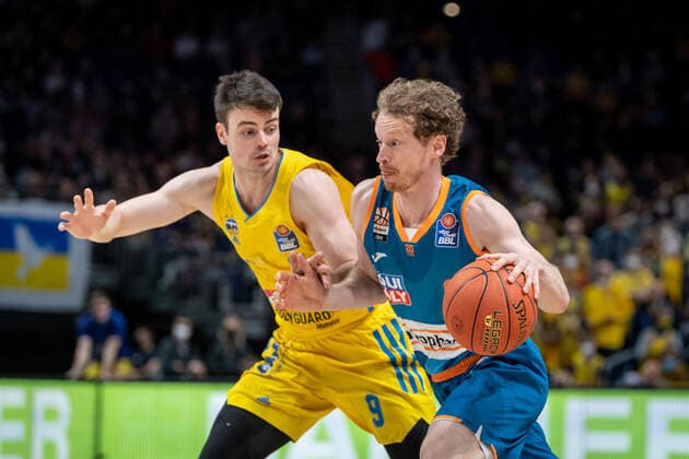 Basketball Berlin 15.04.2022 Saison 2021 2022 easyCredit-BBL 1. Bundesliga Alba Berlin - ratiopharm Ulm Per Günther (Ulm, No.06) Gunther Jonas Mattisseck (Alba Berlin, No.09)