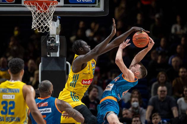 Basketball Berlin 15.04.2022 Saison 2021 2022 easyCredit-BBL 1. Bundesliga Alba Berlin - ratiopharm Ulm Christ Koumadje (Alba Berlin, No.21) Block Fedor Zugic (Ulm, No.44)