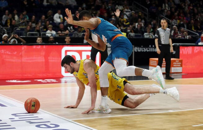 Yovel Zoosman, Karim Jallow Aktion Spielszene Zweikampf Basketball BBL Bundesliga Herren Saison 2021 2022 15.04.2022 ALBA Berlin vs. ratiopharm Ulm