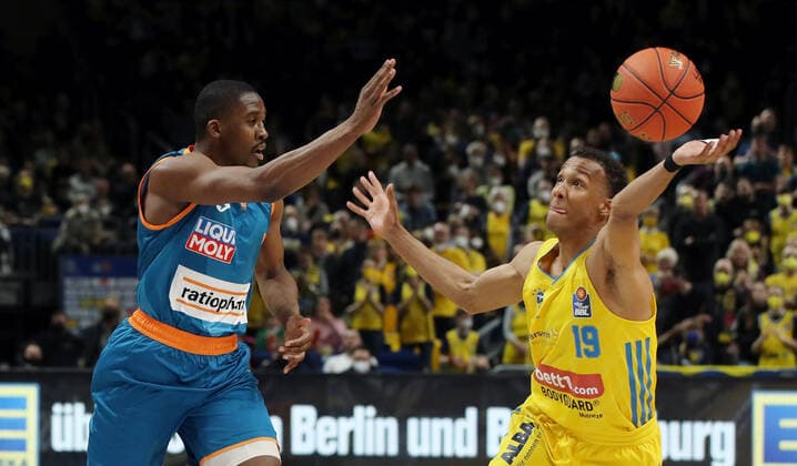 Semaj Christon, Louis Olinde Aktion Spielszene Zweikampf Basketball BBL Bundesliga Herren Saison 2021 2022 15.04.2022 ALBA Berlin vs. ratiopharm Ulm