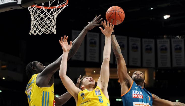 Christ Koumadje, Malte Delow, Sindarius Thornwell Aktion Spielszene Zweikampf Basketball BBL Bundesliga Herren Saison 2021 2022 15.04.2022 ALBA Berlin vs. ratiopharm Ulm
