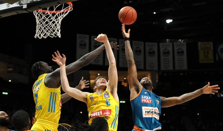 Christ Koumadje, Malte Delow, Sindarius Thornwell Aktion Spielszene Zweikampf Basketball BBL Bundesliga Herren Saison 2021 2022 15.04.2022 ALBA Berlin vs. ratiopharm Ulm