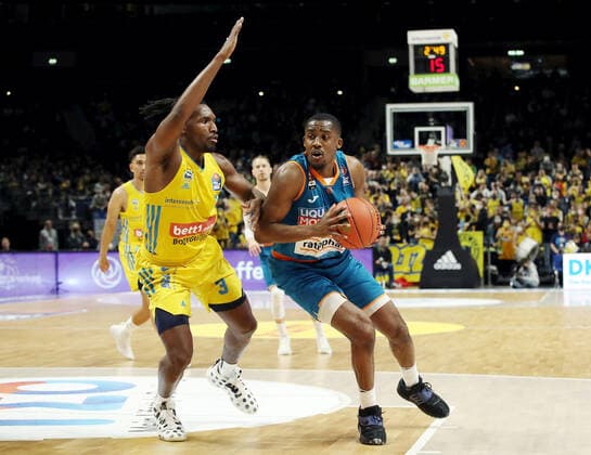 Jaleen Smith, Semaj Christon Aktion Spielszene Zweikampf Basketball BBL Bundesliga Herren Saison 2021 2022 15.04.2022 ALBA Berlin vs. ratiopharm Ulm