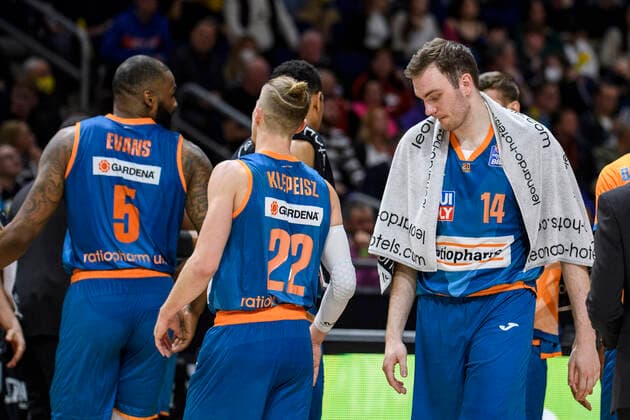 v.l. Sean Evans (ratiopharm Ulm, 05), Thomas Klepeisz (ratiopharm Ulm, 22), Philipp Herkenhoff (ratiopharm Ulm, 14), gehen, traurig, deprimiert, sauer, GER, Alba Berlin vs rationpharm ulm, BBL, Basketball - Bundesliga - Maenner, 31. Spieltag, Saison 2021 2022, 15.04.2022, GER, Alba Berlin vs rationpharm ulm, BBL, Basketball - Bundesliga - Maenner, 31. Spieltag, Saison 2021 2022, 15.04.2022, Berlin Copyright: xEibner-Pressefoto UwexKochx EP_UKH
