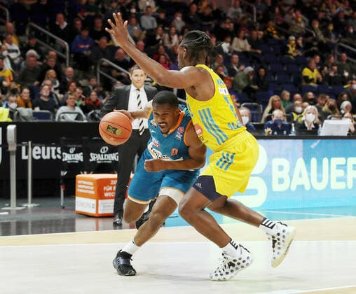 Semaj Christon, Jaleen Smith Aktion Spielszene Zweikampf Basketball BBL Bundesliga Herren Saison 2021 2022 15.04.2022 ALBA Berlin vs. ratiopharm Ulm