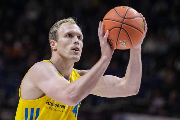 15.04.22, Berlin, Basketball, 1. Bundesliga, easyCredit BBL, Hauptrunde, 24.Spieltag, Mercedes Benz Arena: ALBA Berlin - ratiopharm Ulm. ALBAs Luke Sikma bei einem Freiwurf. ALBA Berlin - ratiopharm Ulm