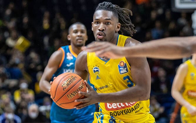 15.04.22, Berlin, Basketball, 1. Bundesliga, easyCredit BBL, Hauptrunde, 24.Spieltag, Mercedes Benz Arena: ALBA Berlin - ratiopharm Ulm. ALBAs Jaleen Smith läuft mit dem Ball über das Spielfeld. ALBA Berlin - ratiopharm Ulm