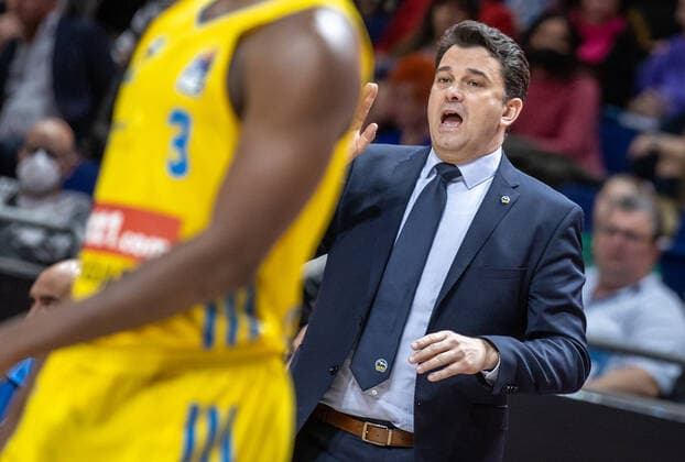 15.04.22, Berlin, Basketball, 1. Bundesliga, easyCredit BBL, Hauptrunde, 24.Spieltag, Mercedes Benz Arena: ALBA Berlin - ratiopharm Ulm. Trainer ALBAs Headcoach Israel Gonzalez steht gestikulierend am Spielfeldrand. ALBA Berlin - ratiopharm Ulm