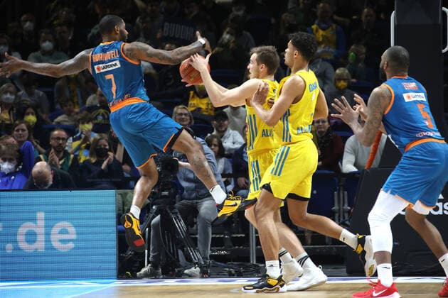DEU, easyCredit BBL, ALBA vs. Ratiofarm Ulm, 15.04.2022, Mercedes-Benz-Arena, Berlin, DEU, easyCredit BBL, ALBA vs. Ratiofarm Ulm, im Bild Malte Delow (ALBA Berlin 6), Oscar da Silva (ALBA Berlin 1), SINDARIUS THORNWELL (ratiopharm Ulm 7) Foto: Juergen Engler nordphoto GmbH