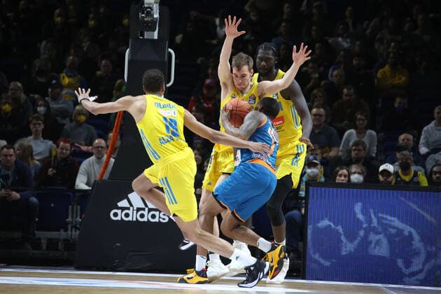 DEU, easyCredit BBL, ALBA vs. Ratiofarm Ulm, 15.04.2022, Mercedes-Benz-Arena, Berlin, DEU, easyCredit BBL, ALBA vs. Ratiofarm Ulm, im Bild Louis Olinde (ALBA Berlin 19), Malte Delow (ALBA Berlin 6), Christ Koumadje (ALBA Berlin 21) SINDARIUS THORNWELL (ratiopharm Ulm 7) Foto: Juergen Engler nordphoto GmbH