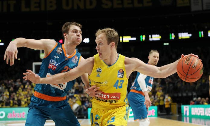 Moritz Krimmer, Luke Sikma Aktion Spielszene Zweikampf Basketball BBL Bundesliga Herren Saison 2021 2022 15.04.2022 ALBA Berlin vs. ratiopharm Ulm